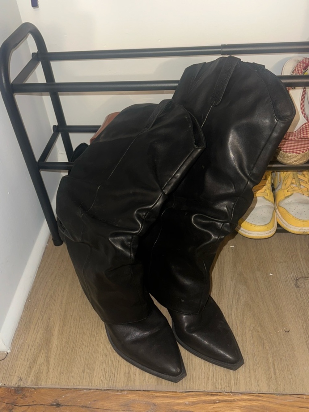 Crown Vintage Black Leather Pointed-Toe Heeled Boots